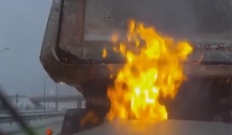 Ôtô bốc cháy ngùn ngụt sau cú đâm mạnh vào đuôi xe ben