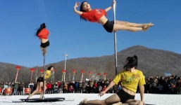 Bất chấp giá lạnh -33 độ C, nhiều cô gái múa cột ngoài trời ở TQ