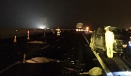 Dừng xe thay lốp trên cao tốc, hai người tử vong