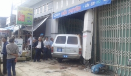 Ô tô  tông thẳng vào nhà dân, 3 người may mắn thoát chết