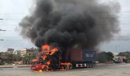 ​Xe container đang chạy bất ngờ bốc cháy, lửa thiêu rụi cabin