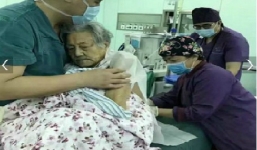 Bác sĩ ôm bệnh nhân 102 tuổi suốt ca phẫu thuật gây xúc động