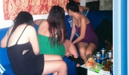 Bắt quả tang nữ tiếp viên múa thoát y, tắm bia phục vụ khách ở Sài Gòn
