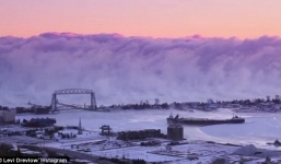 Cận cảnh 'bức tường khói' như ngày tận thế ở Mỹ