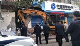 Dùng máy xúc đào hố trộm tiền ngân hàng