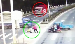 Xe tải vượt đèn đỏ cuốn em bé nằm trong nôi vào gầm