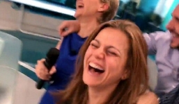 MC thời tiết ăn mừng trúng số trên truyền hình trực tiếp