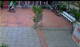 Thản nhiên bẻ khóa trộm xe máy ngay trước mặt mọi người