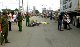 Xe container cán chết 2 người rồi bỏ trốn