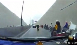 Video: Thót tim cô gái liều lĩnh tạt đầu ô tô trong hầm Kim Liên