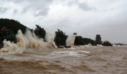 Bão số 10 giật cấp 11 đang suy yếu