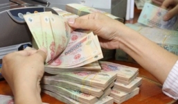 Thanh niên đi đổi tiền giả, bị cướp tiền thật