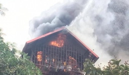 Cháy dữ dội lan sang nhiều ngôi nhà ở phố Phùng Hưng