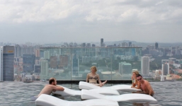 Bể bơi 'tàng hình' ngắm toàn cảnh Singapore