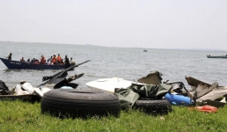 Tàu chở đội bóng và người hâm mộ chìm vào lễ Giáng sinh