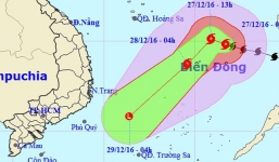 Bão số 10 giật cấp 13 đang tiến vào đất liền