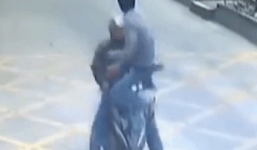 Tài xế xe tải hạ gục tên trộm bằng cú song phi như phim chưởng