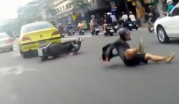 Sợ lao vào ôtô, người đi xe máy giật mình tự ngã