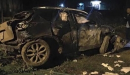 Xe Mazda CX-5 lăn nhiều vòng biến dạng, 5 người thương vong