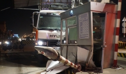 Xe tải mất lái tông vào quầy vé thu phí cầu Đồng Nai