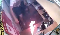 iPhone bốc cháy ngùn ngụt trong tay 'thợ vườn'