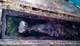 Đào ao nuôi cá, phát hiện quan tài chứa thi thể nữ giới còn nguyên vẹn