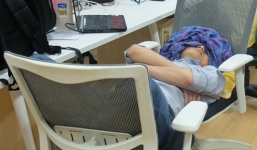 Đình chỉ công tác cán bộ ngủ, gác chân lên bàn trong giờ làm việc