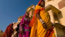 Đòi ly hôn vì chồng thích trang điểm, mặc đồ của phụ nữ