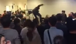 Video: Hành khách Trung Quốc đánh cảnh sát Nhật vì kẹt ở sân bay