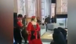 Đang dẫn chương trình, nữ MC bị gấu kéo ngã sấp mặt trên truyền hình