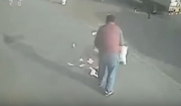 Bị gió cuốn bay xấp tiền trên tay khi vừa ra khỏi ngân hàng