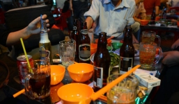 Kỷ luật cán bộ huyện uống bia, hát karaoke trong giờ làm việc