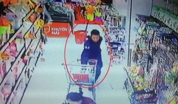 Xác định thủ phạm trộm ví của thiếu phụ đang dỗ con trong siêu thị