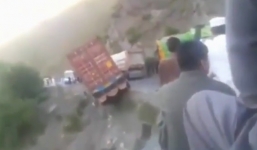 Màn cứu xe container khỏi rơi xuống vực ngoạn mục