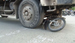 Xe tải tông liên tiếp vào 3 xe máy đang dừng đèn đỏ