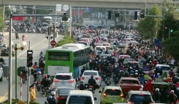 Xe buýt nhanh 'chịu trận' sau đuôi ô tô, xe máy trên đường