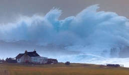 Cảnh tượng cột sóng cao 14m đóng băng ngoài bờ biển