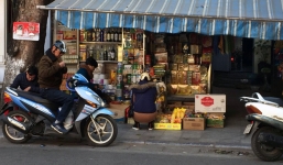 Hà Nội: Chủ cửa hàng bị kéo lê dưới đường, cướp túi sách