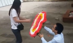 Chàng trai cầu hôn nữ sinh bằng vòng hoa gây sốt