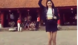 Gái xinh mặc váy nhảy nhót ở chốn linh thiêng nhiều người 'nóng mắt'