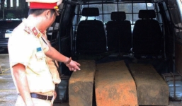 Xe biển xanh thanh lý ngụy trang thành xe cấp cứu chở gỗ lậu