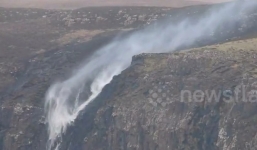 Thác nước chảy ngược lên trời do gió bão