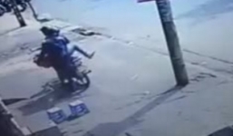 Hai thanh niên 'đóng kịch' để trộm cả rổ bát đĩa trong cửa hàng