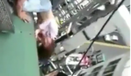 Thiếu nữ vùng vẫy khỏi lực lượng cứu hộ, nhất quyết nhảy lầu tự tử