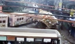 Xe tải chất hàng cao như núi tránh lật không tưởng