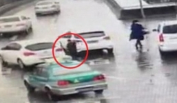 Bị mẹ bỏ quên, cậu bé chạy bộ theo xe 2km