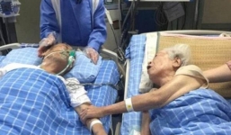 Khoảnh khắc cụ ông 92 tuổi muốn nắm tay vợ lần cuối gây xúc động