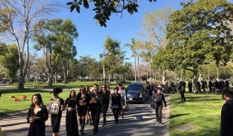 MC Kỳ Duyên cùng bạn bè hát đưa tiễn mẹ