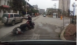 Phóng nhanh phanh gấp, tài xế lao thẳng vào đầu xe máy