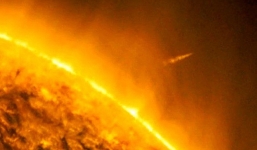 Điều gì sẽ xảy ra nếu sao chổi đâm vào mặt trời?